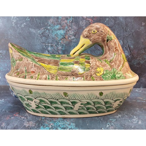 313 - A 20th century Chinese Famille Verte novelty tureen,  in the form of duck, 31.5cm wide