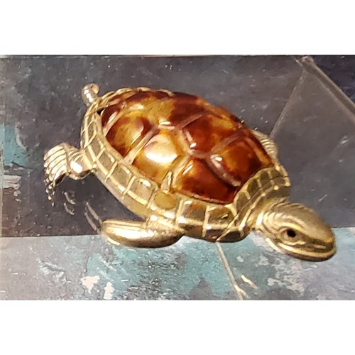 309 - A novelty plated vesta case, as a turtle, 5cm long