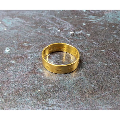 346 - An 18ct gold wedding band, size Q, 4.3g