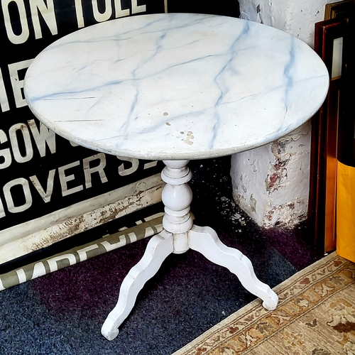 402 - An unusual Victorian scumbled faux Carrara marble painted circular tripod table, 71cm diameter ... 