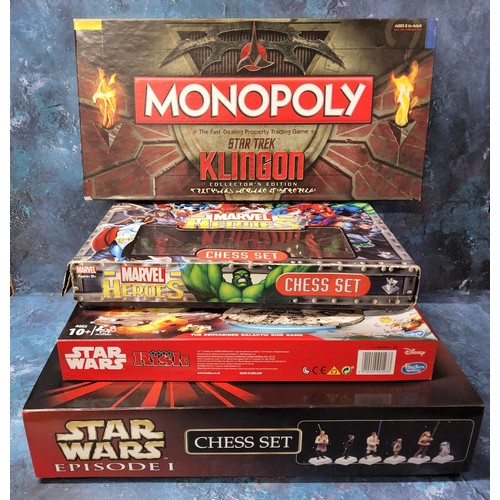 387 - A Star Wars Episode I Chess Set, complete in original packaging; Star Wars Risk; a Star Trek Klingon... 