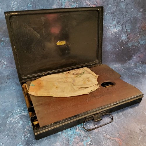 114 - An early 20th century 'Students' artist's travelling case, Roberson & Co. London, slide out pall... 