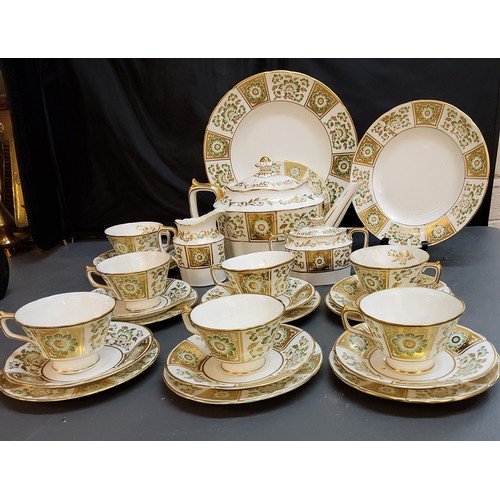 136 - A Royal Crown Derby Green Derby Panel tea service, comprising teapot and cover, milk jug, sugar bowl... 