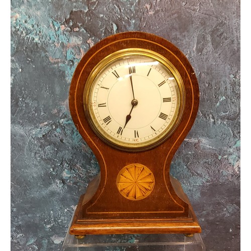 22 - A French mahogany balloon shaped mantel clock, Roman numerals, batwing patera, ball feet, 22cm high,... 