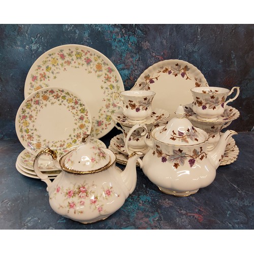 59 - A Royal Albert Lorraine pattern tea service, comprising teapot, six saucers and side plates, bread a... 