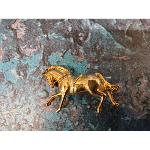 262 - A 9ct gold novelty brooch in the form of a bridled horse cantering 12.37g(VAT on Hammer price)