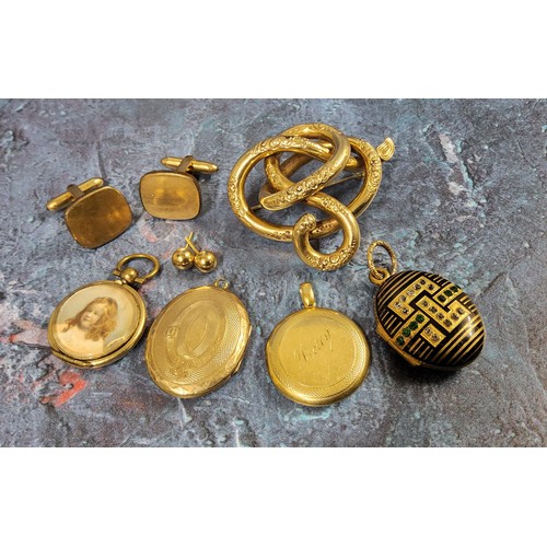 160 - A 15ct gold circular locket, the plain hinged cover enclosing a photograph, the rear with a machine-... 