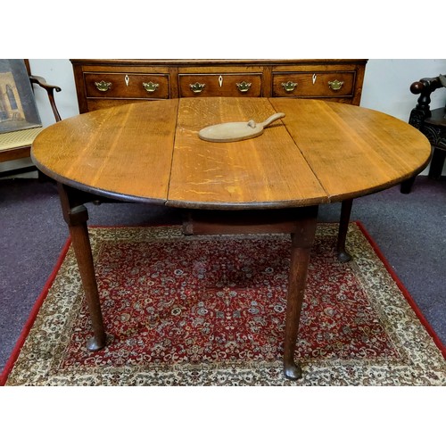 431 - An early George III English oak oval gateleg drop leaf dining table, pegged construction, tapering l... 