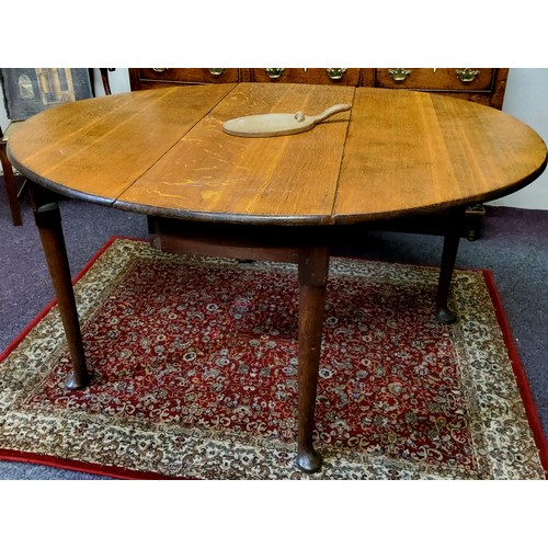 431 - An early George III English oak oval gateleg drop leaf dining table, pegged construction, tapering l... 