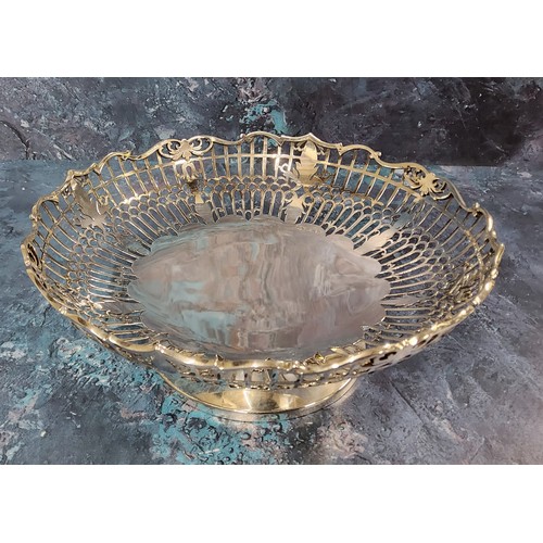 115A - A silver pedestal bowl, hand pierced decoration, Viner's Ltd, Sheffield, 1962 529g