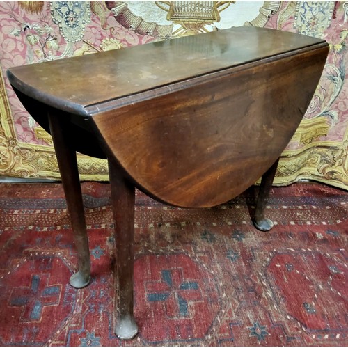 904 - A George II mahogany gateleg table, oval top with fall leaves, tapered legs, pad feet, 71.5cm high, ... 