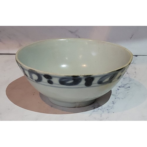 90 - The Tek Sing Cargo, Shipwreck Porcelain - a Chinese porcelain tea bowl, painted in underglaze blue, ... 