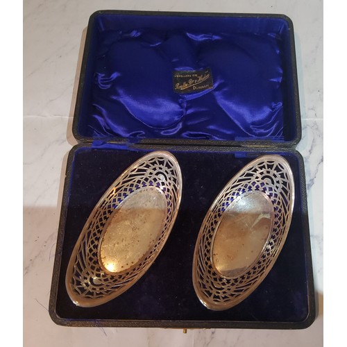 123 - A pair of Edwardian silver boat shaped dishes, pierced sides, 14cm wide, Birmingham 1909, cased