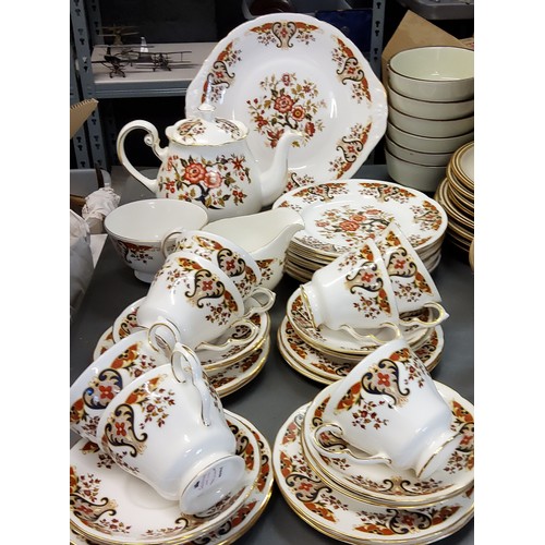 112 - A Colclough Royale pattern tea service, comprising teapot, milk jug and sugar bowls, bread and butte... 