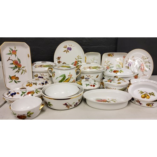 118 - Royal Worcester Evesham - two large tureens and covers;  others, various sizes;  serving p... 