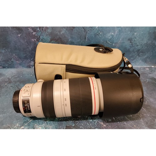 78 - A Canon lens EF 100-400mm image stabilizer, ET-83D hood