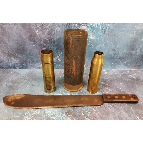 86 - World War II - a military machate, steel blade,  1939-45;   a brass shell case, 22.5c... 