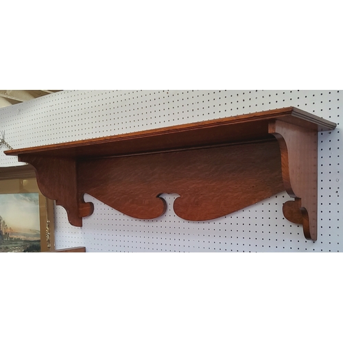 523 - An Arts & Crafts oak wall hanging display shelf c.1920