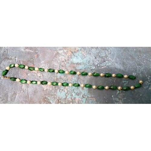 264 - A malachite and fresh water pearl necklace, with alternating stones, 9ct clasp, 66cm long