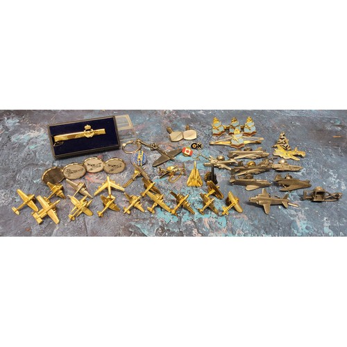 323 - Clivedon Collection gold plated pin badges including A-10 Tankbuster, B-52 Stratofortress, Supermari... 