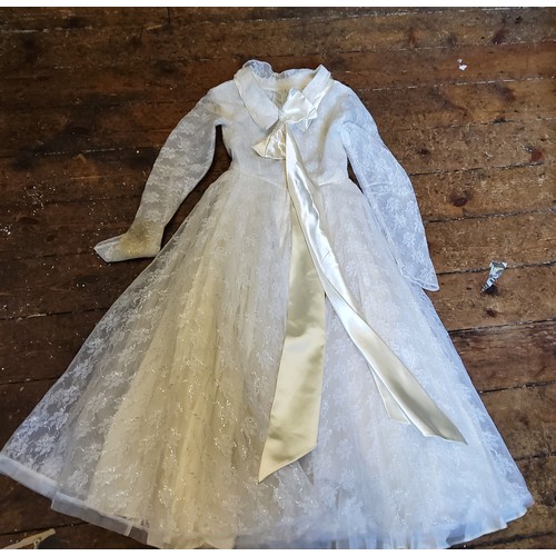 142 - A mid 20th century christening gown, c.1940