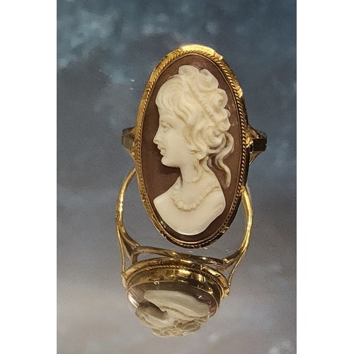 300 - An 18ct gold cameo ring, the cameo depicting an elegant lady, size Q 1/2, 6g gross