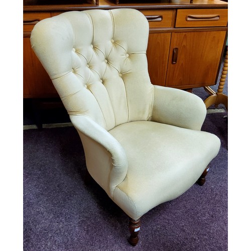 559 - A Victorian style button back nursing chair, turned mahogany legs, 20th century