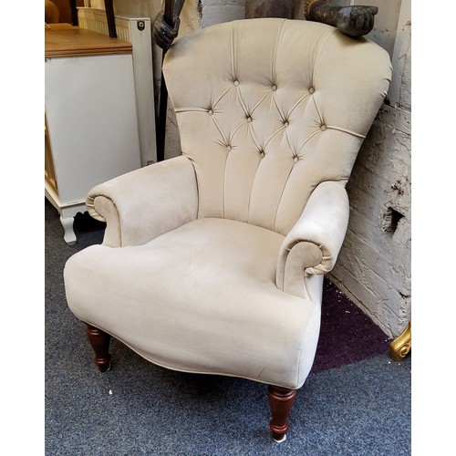 560 - A Victorian style button back side chair, turned mahogany legs, 20th century