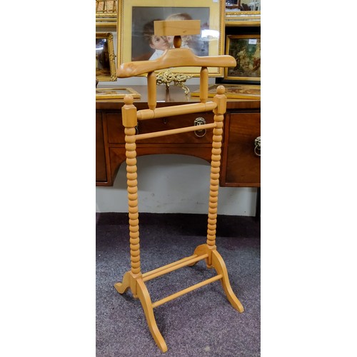 570 - A contemporary bobbin turned valet stand