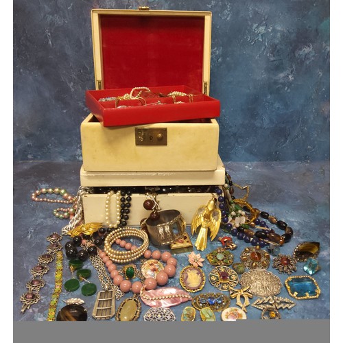 256A - A vintage wooden jewellery box containing costume jewellery including faux pearl & bead nec... 