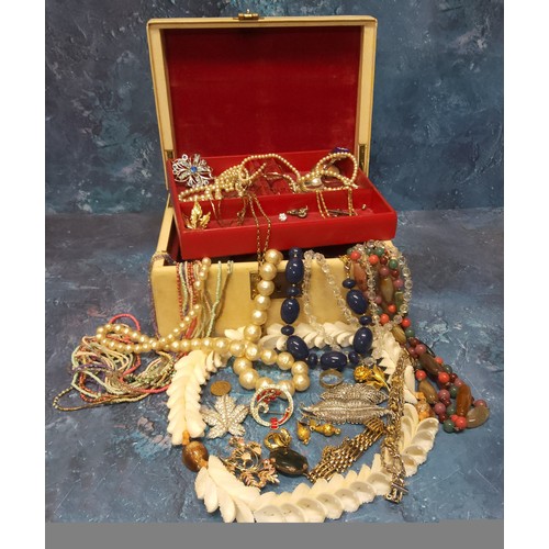 256A - A vintage wooden jewellery box containing costume jewellery including faux pearl & bead nec... 