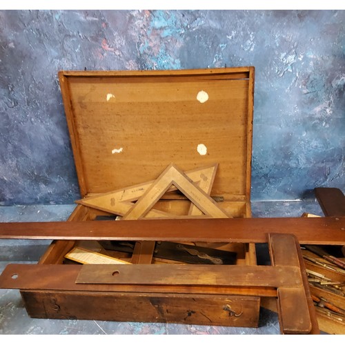 618 - An early 20th century mahognay draughtsman’s drawing instruments box, the interior with pens, compas... 