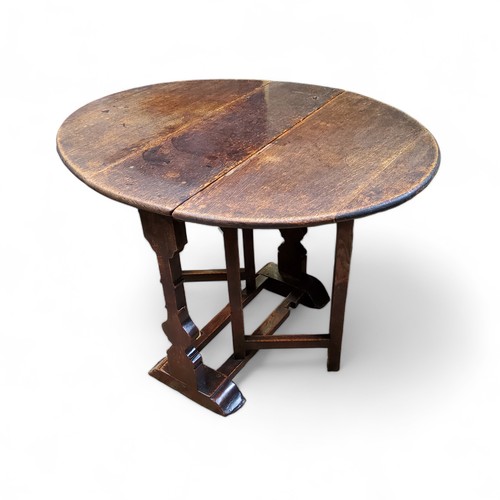 752 - A small George III oak gateleg tavern table, c.1780Dimensions: 68cm high, 74cm wide, 23.5cm depth (9... 