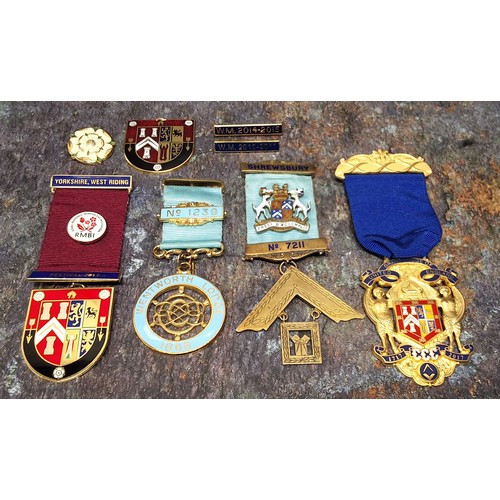 135 - A silver gilt Masonic jewel for Shrewsbury Lodge, No.7211, approx 12g; others, gilt metal, Toye &... 