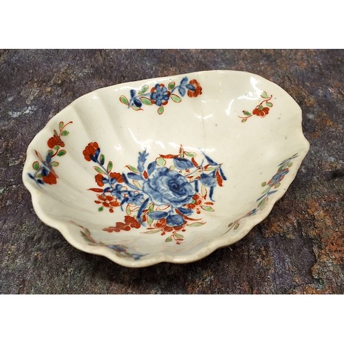 255 - A Worcester rare shell shaped Formal Rose pattern dish,  painted in underglazed blue and iron red, 1... 