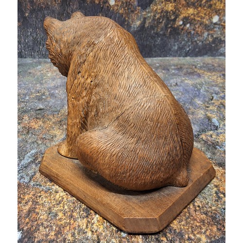 427 - An early 20th century Black Forest bear, seated, canted base, 12cm high, c.1900