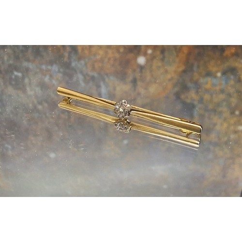 96 - An 18ct gold and diamond cluster bar brooch, set with seven brilliant cut stones, 9cm long, 4.4g,  c... 