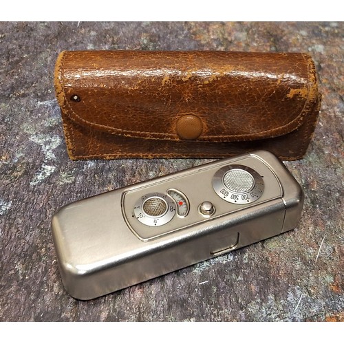 586 - A Minox VEF Riga Sub-Miniature Camera, 1937, 3-tooth,  serial no. 04258, with Minostigmat f/3.5 15mm... 