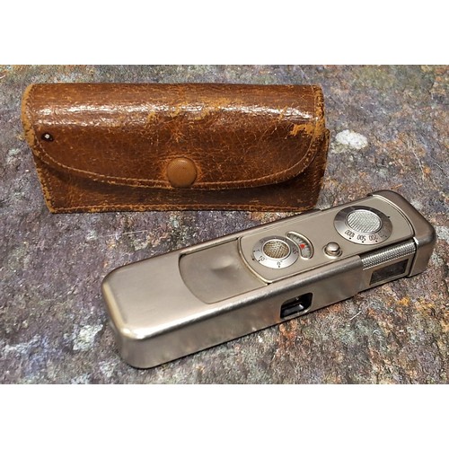 586 - A Minox VEF Riga Sub-Miniature Camera, 1937, 3-tooth,  serial no. 04258, with Minostigmat f/3.5 15mm... 