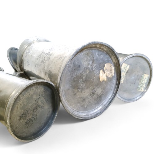 31 - A set of three graduated 19th century French pewter flagons, Double Litre - Demi-Litre,  hinged cove... 