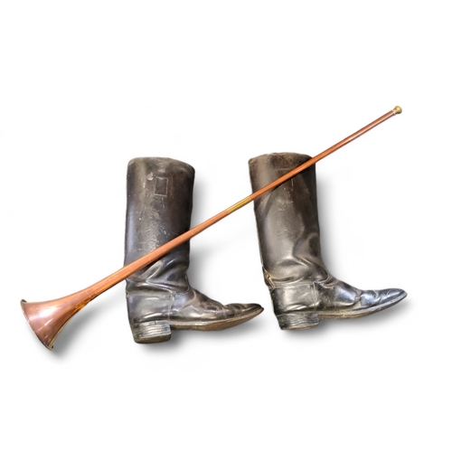 105 - A pair of leather riding boots; a copper hunting horn (3)