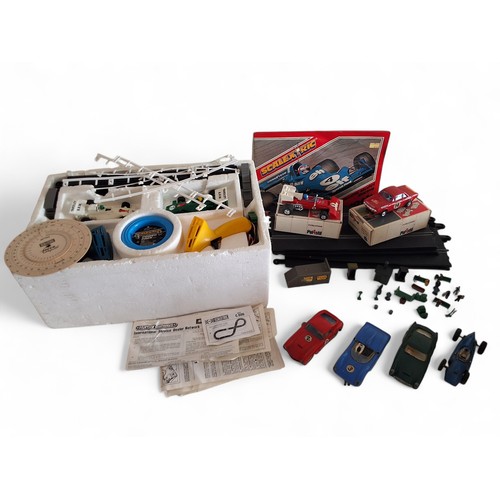 707 - Scalextric/Polistil - a Scalextric 100 set complete with C051 Yardley BRM P160, white, another ... 