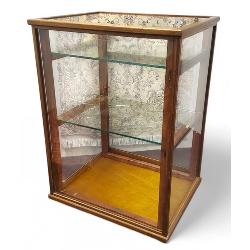 630 - A mid 20th century freestanding shop front display cabinet, holding three glass shelves, castors, 11... 