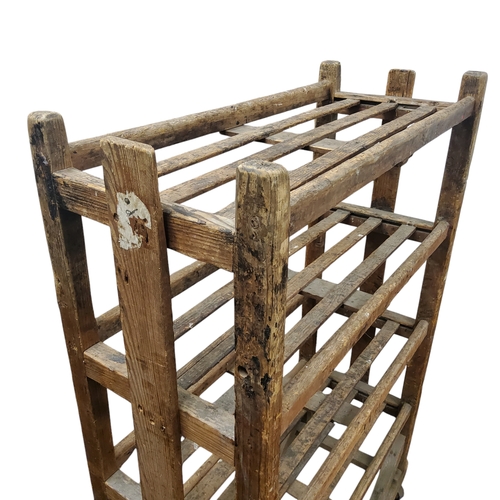 316 - A 19th century rustic farmhouse pine freestanding kitchen shelving rack, holding four shelves, decor... 