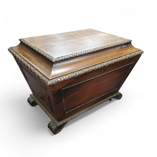 624 - A Regency style oak cellaret, hinged top revealing compartmentalized interior, 50cm x 73cm x 53cm