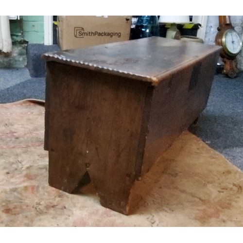 188 - A 17th/early 18th century oak six plank chest, hinged moulded top, notched borders, V-shaped end sup... 