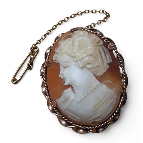 231 - A mid 20th century oval cameo, the cameo depicting an elegant lady, twisted 12ct rolled gold mount, ... 