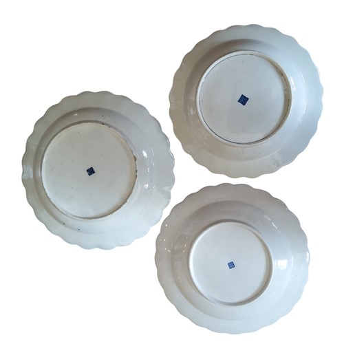 26 - A Worcester shaped circular plate, decorated with alternating fan and vase shaped reserves, each wit... 