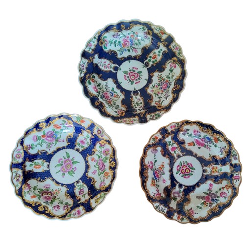 26 - A Worcester shaped circular plate, decorated with alternating fan and vase shaped reserves, each wit... 