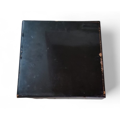 7 - A Japanese inlaid lacquered square tray, Edo period, 18th/19th century, in the manner of Ogawa Harit... 